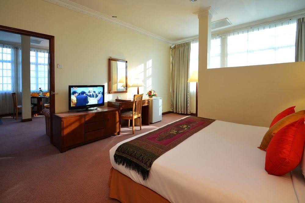 Holiday Villa Hotel City Centre Phnom Penh Exterior foto